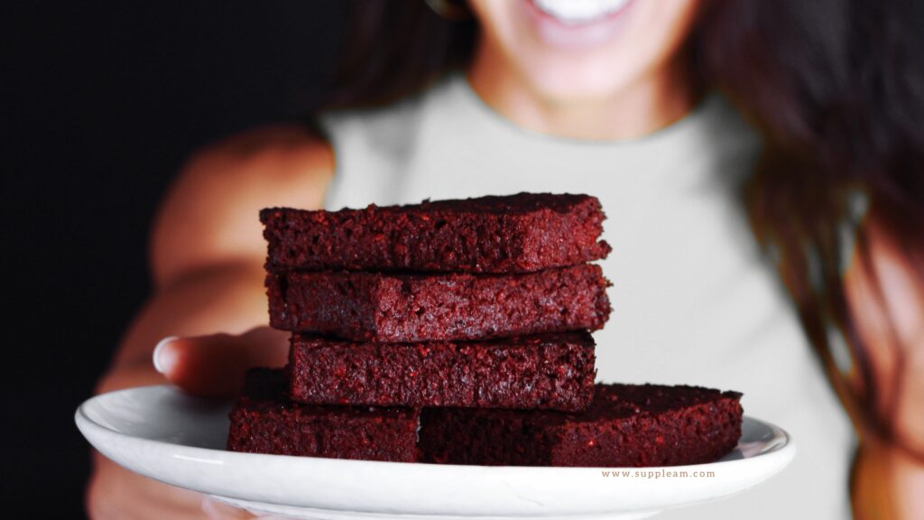 vrouw laat vegan proteine brownies met rode bieten zien