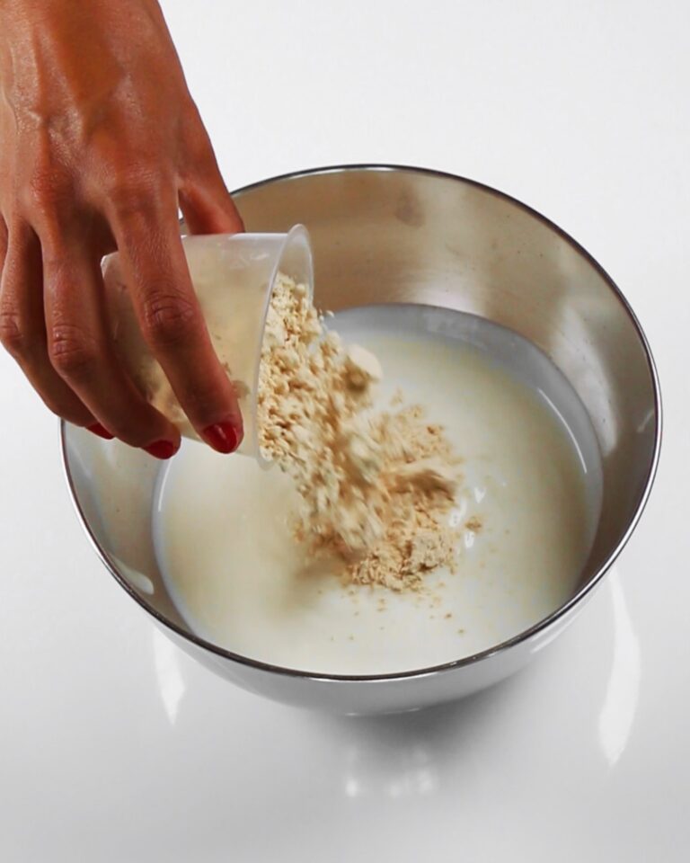 vegan proteine poeder in een kom met plantaardige yoghurt