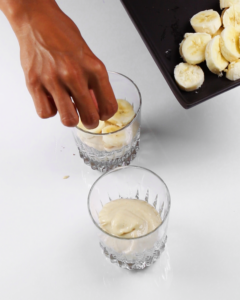 plakjes banaan op vegan proteine yoghurt